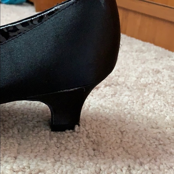 Jet black satin size 6 heels low heel - Picture 3 of 4